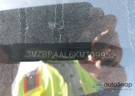 2019 Mazda Mazda3 Select Package z USA, uszkodzony, nr VIN 3MZBPAAL6KM109952